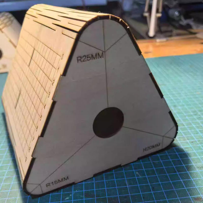 Leatherwork Journal - Stampo per curvatura triangolare in pelle